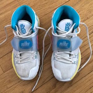 Boys Kyrie 2020 basketball shoes, size 5.5